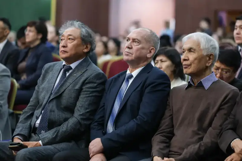 Аким Павлодарской области Асаин Байханов поздравил Торайгыров университет с 65-летием (5)