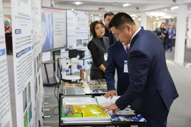 Аким Павлодарской области Асаин Байханов поздравил Торайгыров университет с 65-летием (2)