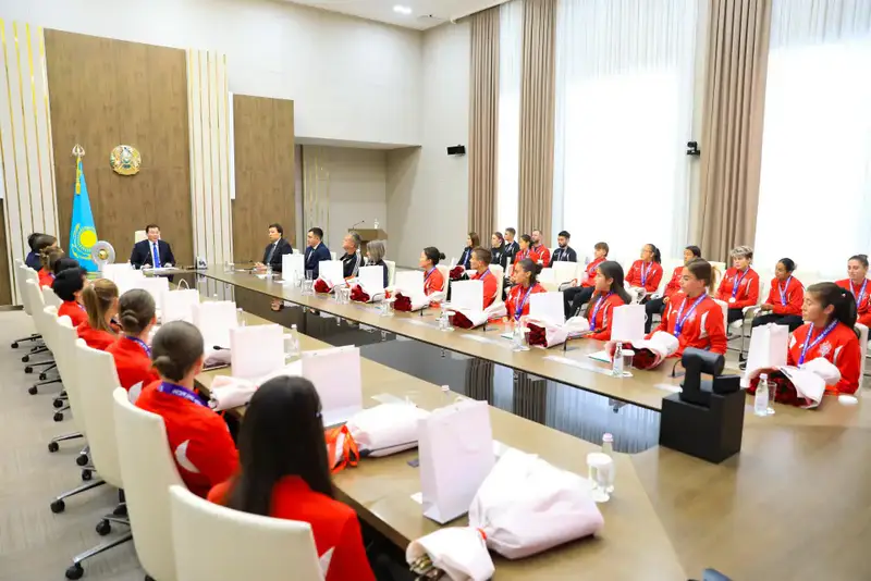 Аким области Асхат Шахаров принял женский футбольный клуб «Ақтөбе» - чемпионов Казахстана (8)