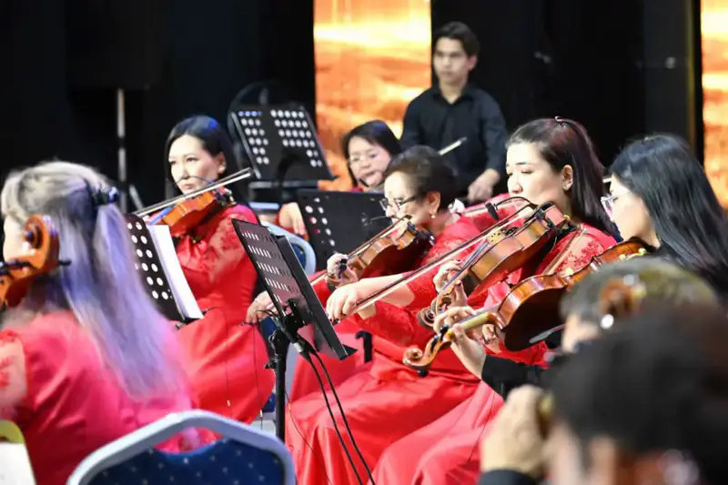 Глава государства посетил Центр искусств (3)