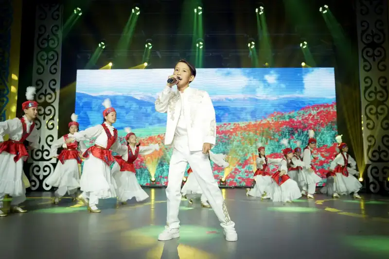 В преддверии Дня Республики министр просвещения вручила 64 учителям звание «Лучший педагог» (6)