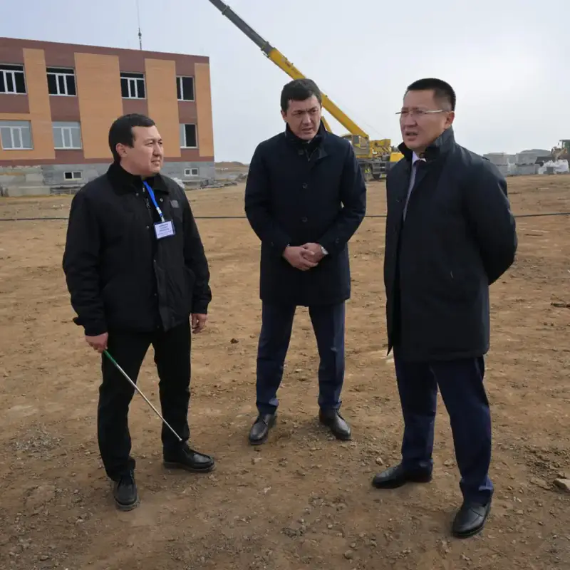 Аким Павлодарской области Асаин Байханов посетил село Атыгай близ Экибастуза, где проверил ход строительства новой школы (8)