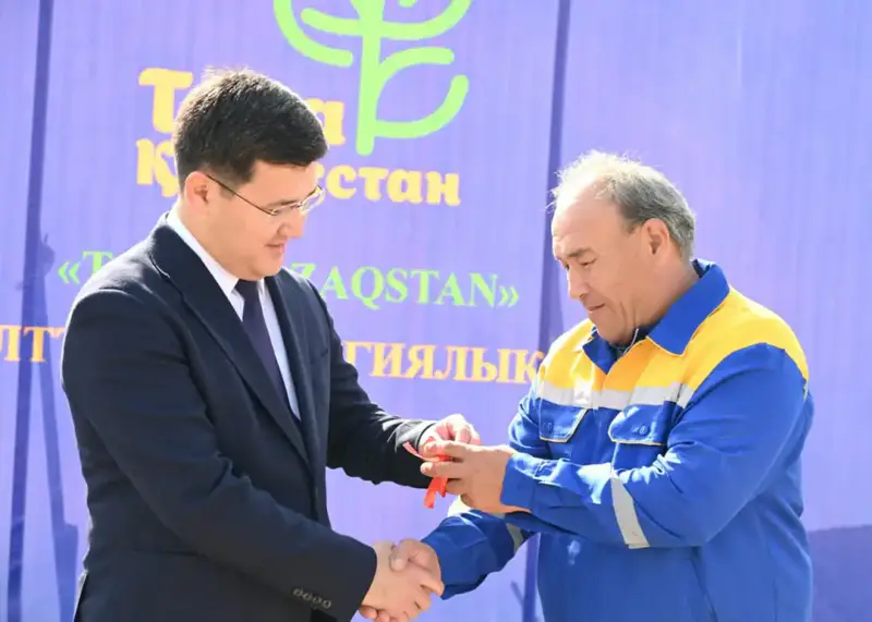 ТУРКЕСТАН: В ЖЕТЫСАЕ ПРЕДСТАВИТЕЛЯМ КОММУНАЛЬНОЙ СФЕРЫ ВРУЧИЛИ НОВУЮ ТЕХНИКУ (2)