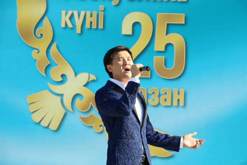 В Актау в честь Дня Республики состоялась церемония поднятия Государственного флага (5)