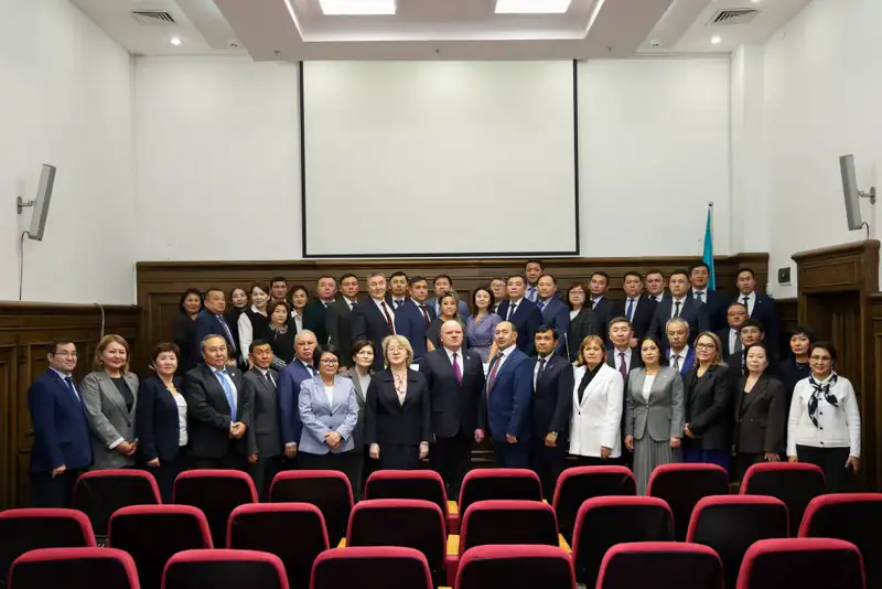 В Академии правосудия при Высшем Судебном Совете Республики Казахстан впервые состоялись курсы переподготовки для председателей районных судов всех регионов страны (10)