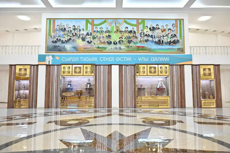 Глава государства посетил Центр искусств (4)