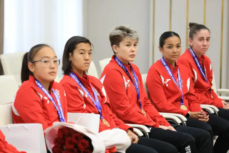 Аким области Асхат Шахаров принял женский футбольный клуб «Ақтөбе» - чемпионов Казахстана (7)