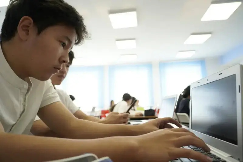 Столичный учитель успешно применяет ИИ в обучении школьников (7)