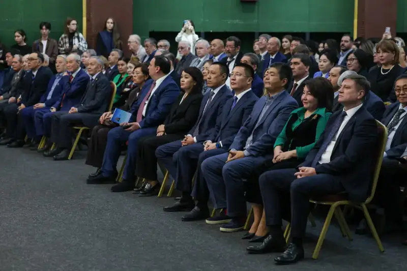 Аким Павлодарской области Асаин Байханов поздравил Торайгыров университет с 65-летием (6)