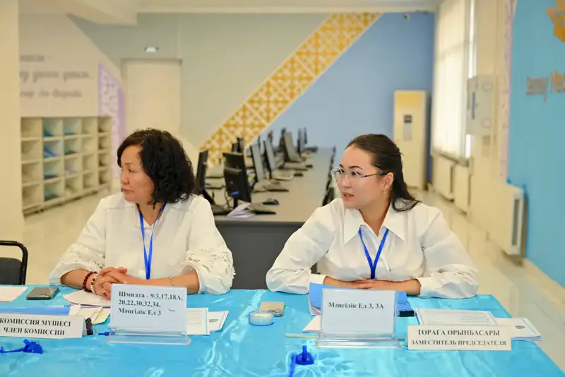 Аким области отдал свой голос на выборах (4)