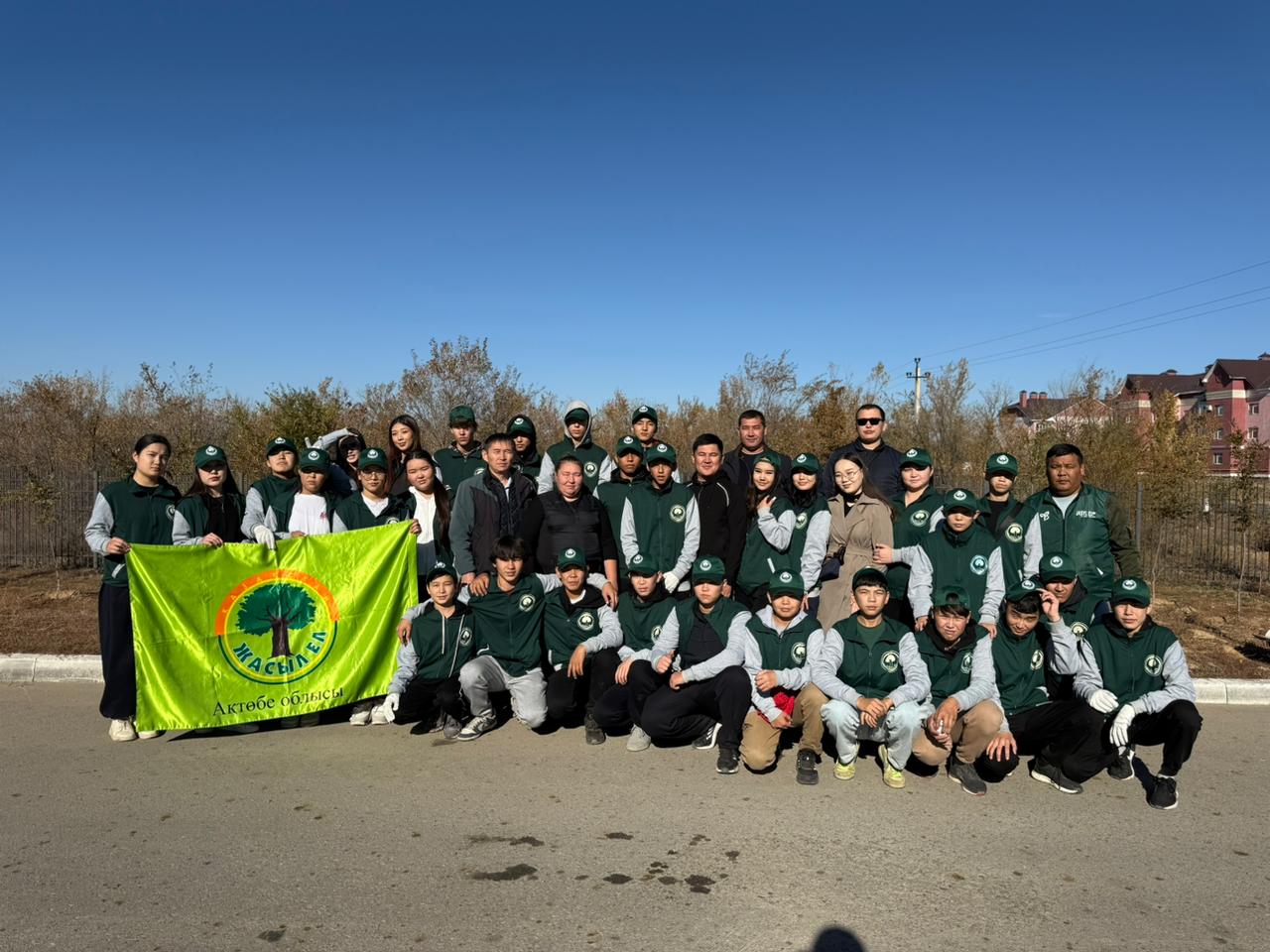 Осенняя кампания: Молодёжь высадила 50 саженцев тополей (4)