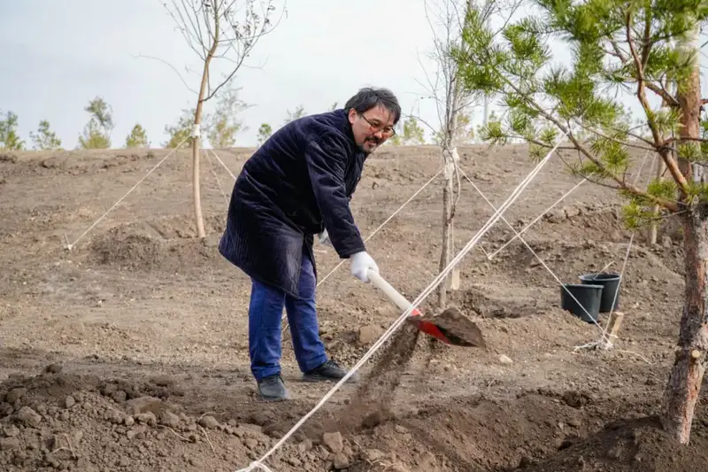 Представители интеллигенции внесли свой вклад в озеленение столицы (7)
