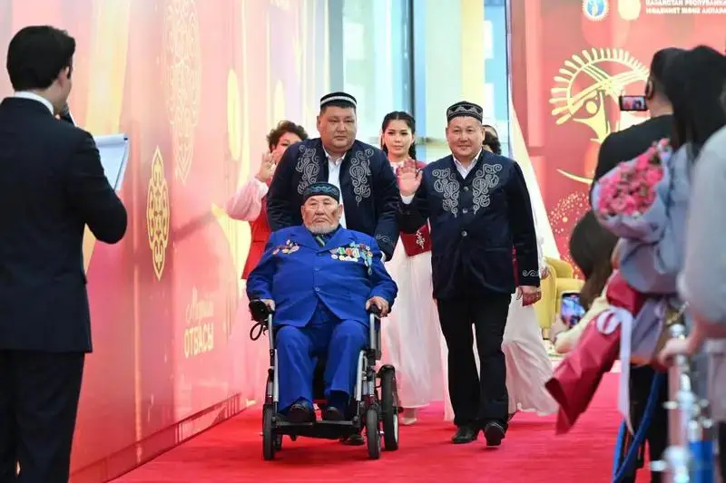 «Мерейлі отбасы – 2025»: В Астане наградили 20 образцовых семей Казахстана (4)