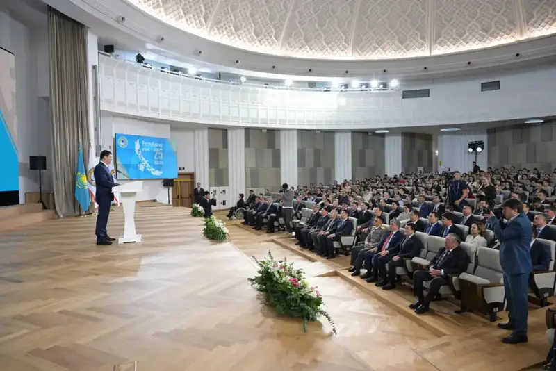 Дархан Сатыбалды вручил алматинцам госнаграды от имени Главы государства ко Дню Республики (2)