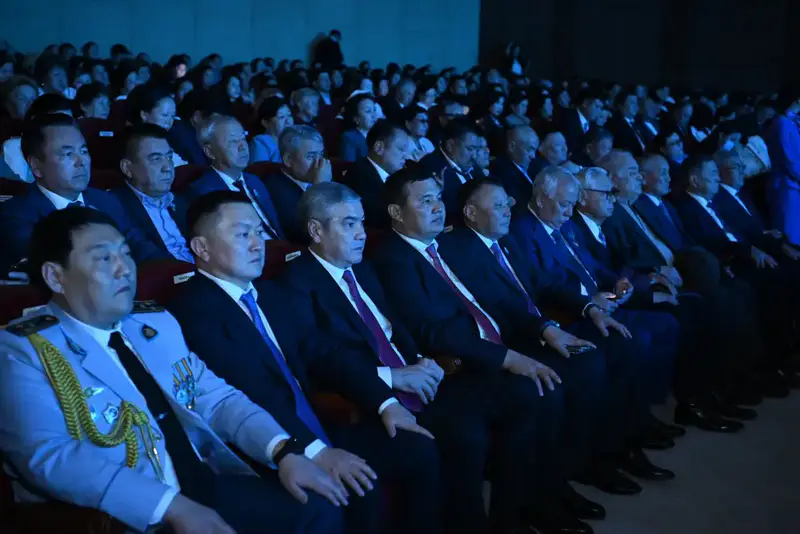 Вручены государственные награды ко Дню Республики (3)