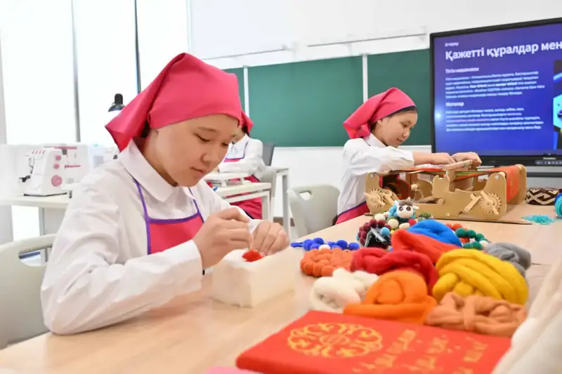 Глава государства ознакомился с деятельностью творческо-инновационной академии «Сыр жұлдыздары» (2)