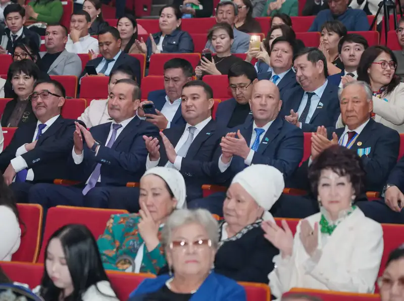 ТҮРКІСТАНДА РЕСПУБЛИКА КҮНІНЕ АРНАЛҒАН «ҚЫРАН ЕЛІМ –ҚАЗАҚСТАНЫМ» САЛТАНАТТЫ ІС-ШАРАСЫ ӨТТІ (3)