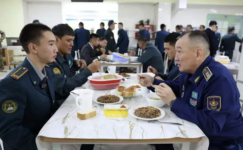 Министр обороны встретился с кадетами нового военно-спортивного колледжа (2)