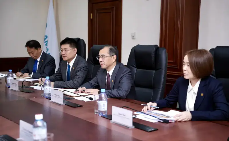 Министр энергетики РК Ерлан Аккенженов и президент China Energy обсудили инвестиции в $1 млрд в солнечные и ветровые электростанции в Казахстане Астане