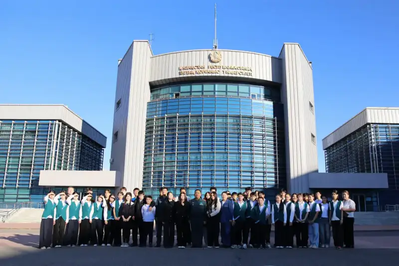 Школьники посетили технологический парк Национального университета обороны: экскурсия по казарме и демонстрация оружия Астане