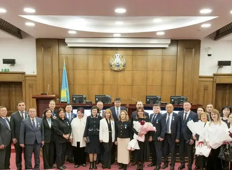 Министр финансов Мади Такиев вручил государственные награды руководителям региональных Департаментов казначейства (10)