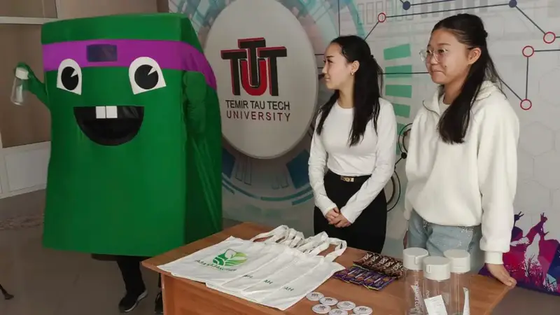 Студенты КарИУ формируют экологическую сознательность через сбор пластиковых бутылок Астане