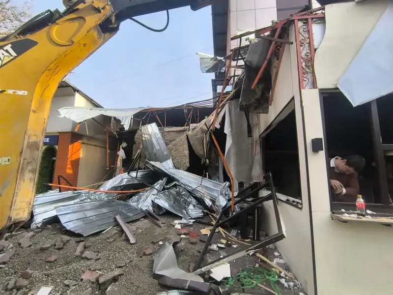 В Алматы по решению суда под снос попало очередное кафе (4)