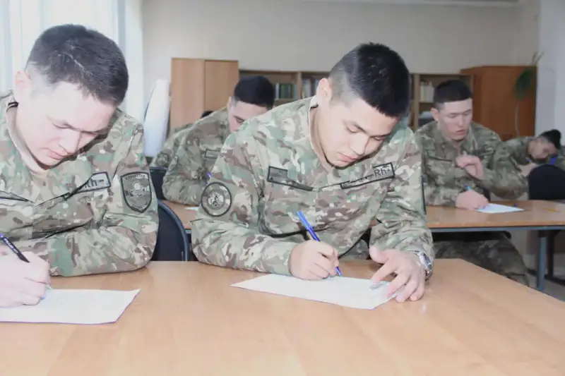 Военные Казахстана участвуют в общереспубликанском диктанте для продвижения государственного языка Астане
