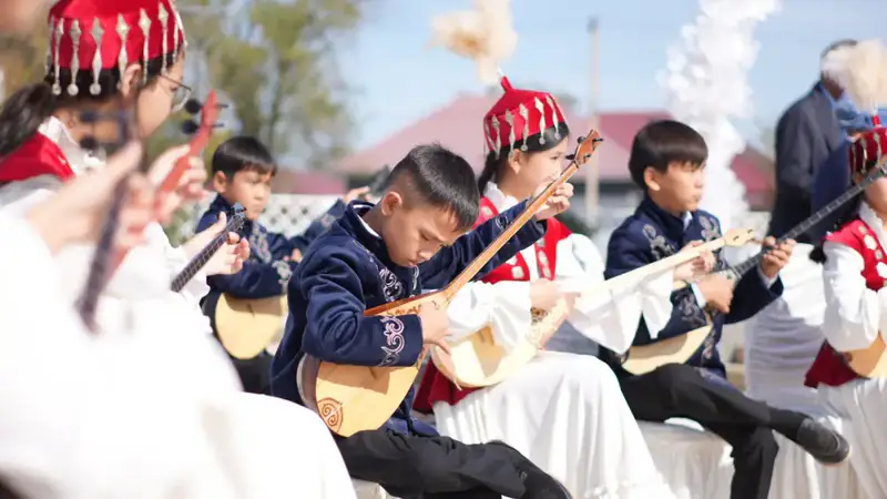 В родном селе Нургисы Тлендиева установлена мемориальная стела (2)