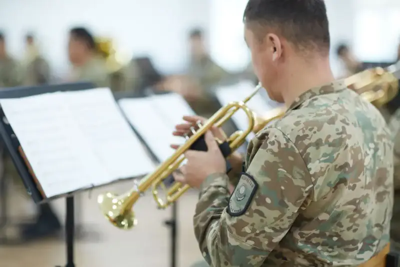 В Казахстане военные оркестры начали подготовку сержантов, объединяя музыку и военное командование Астане