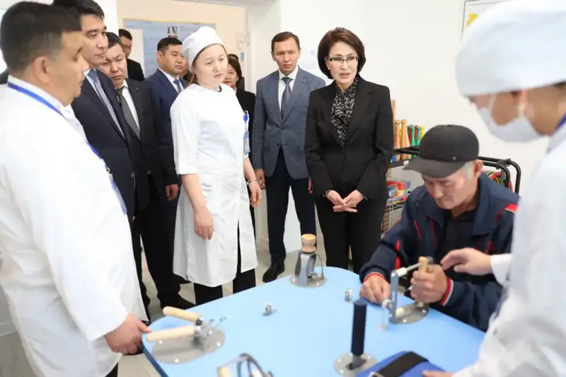 А.АЛЬНАЗАРОВА ПОСЕТИЛА ВРАЧЕБНУЮ АМБУЛАТОРИЮ СЕЛА МАРЖАНБУЛАК (2)