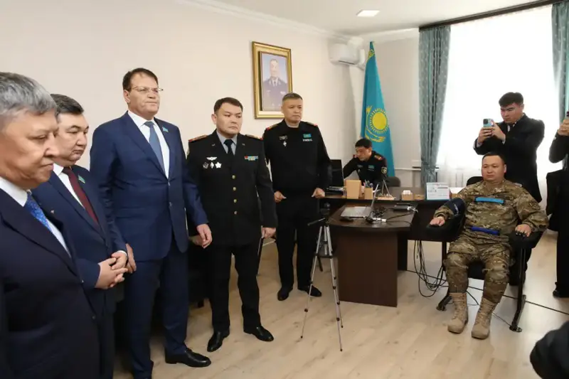 Сенаторы Казахстана изучают практическую реализацию норм военной службы в войсковой части и управлении военной полиции Астане