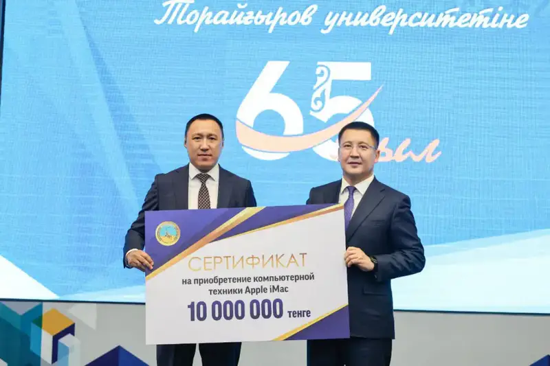 Аким Павлодарской области Асаин Байханов поздравил Торайгыров университет с 65-летием (8)