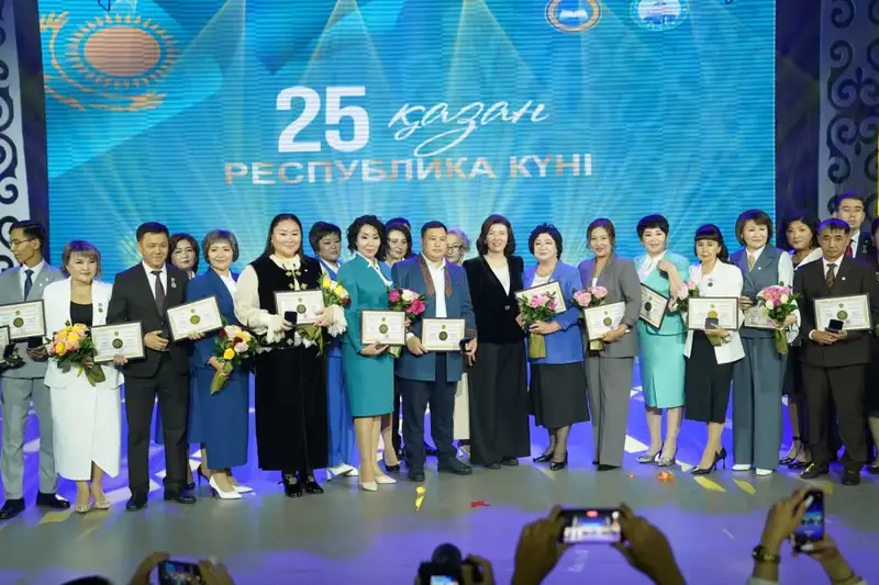 В преддверии Дня Республики министр просвещения вручила 64 учителям звание «Лучший педагог» (9)