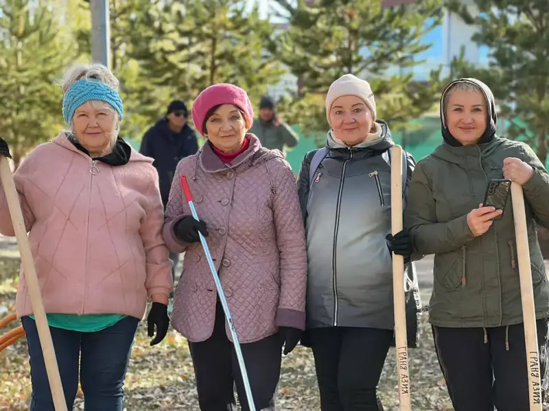 «Таза Қазақстан»: члены АНК посадили на столичной аллее молодые ели (7)
