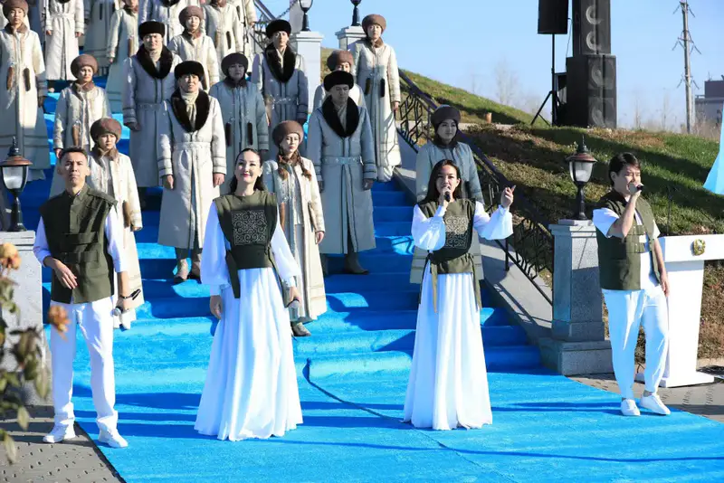 В Актобе в День Республики состоялась церемония поднятия Государственного флага (3)