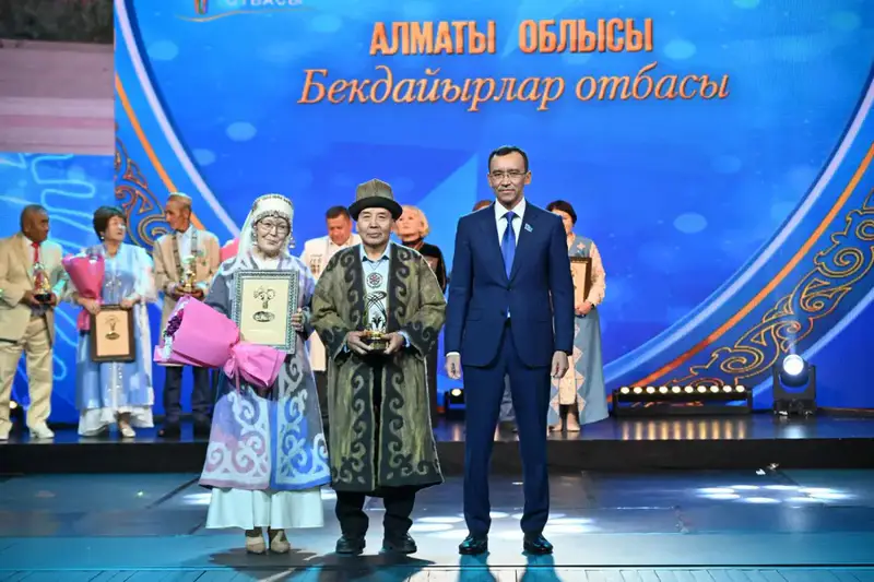 В Астане состоялась церемония награждения национального конкурса «Мерейлі отбасы – 2025» (3)