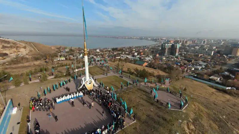 Церемония поднятия флага в Кокшетау Астане