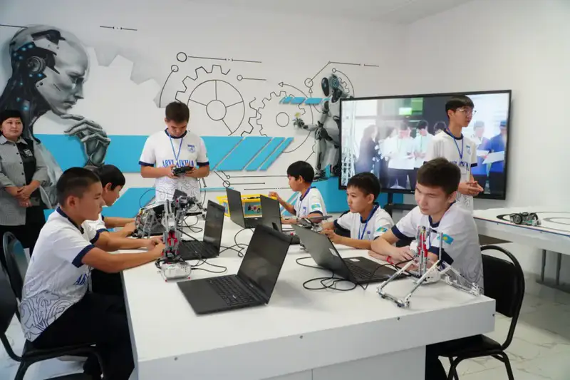 Марат Ахметжанов встретился со школьниками из села Кызылагаш, покорившим Италию своими роботами (2)