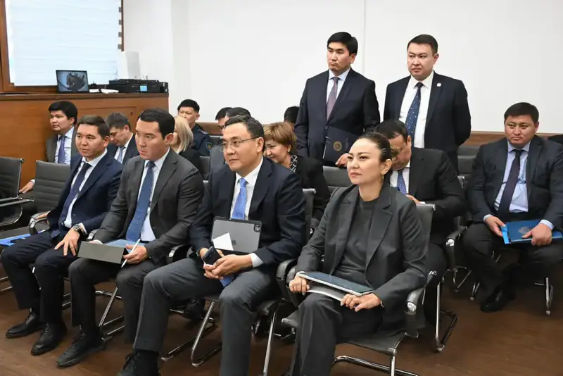 Аким города Алматы провел личный прием граждан (4)