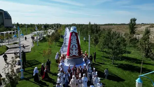 В Туркестане сшили гигантское саукеле, занесенное в Книгу рекордов Казахстана Астане