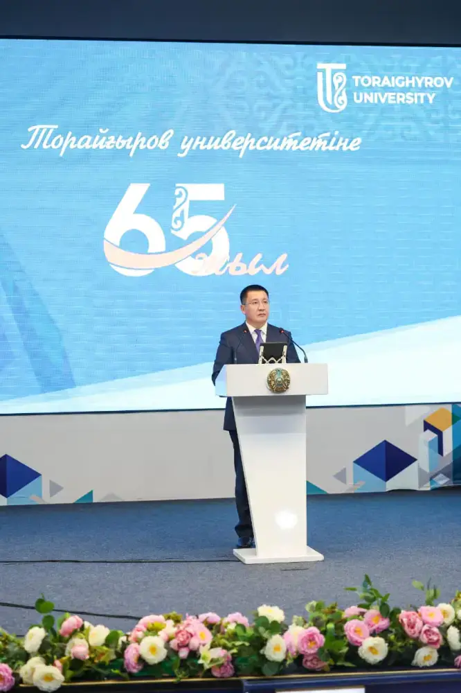 Аким Павлодарской области Асаин Байханов поздравил Торайгыров университет с 65-летием (7)