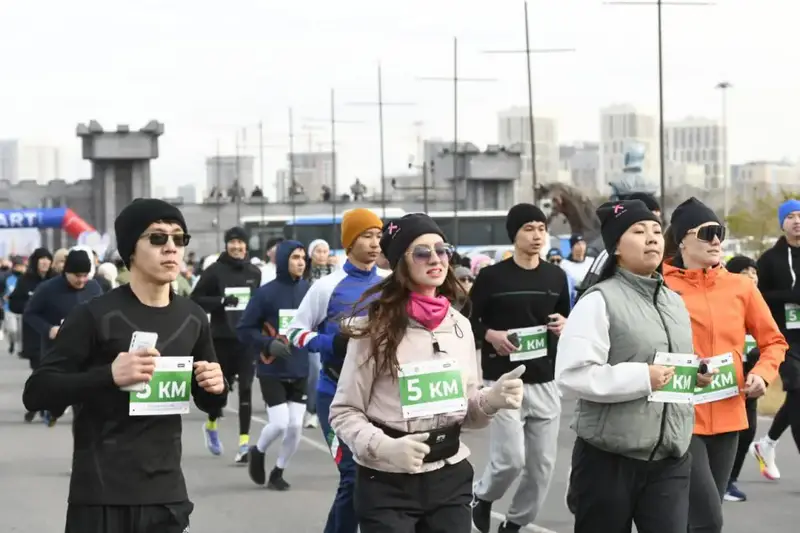В массовом забеге, посвященном Дню Республики, приняли участие 1500 жителей столицы (2)
