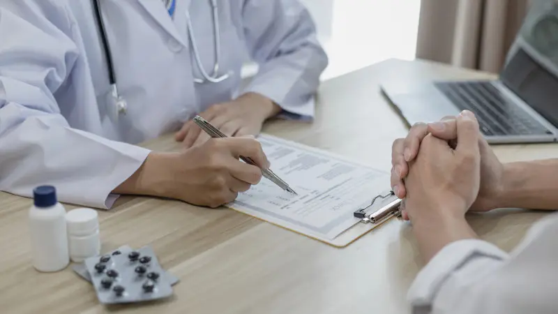 В Астане врач осуждён за мошенничество: обманул пациентов, обещая помощь в оформлении инвалидности Астане