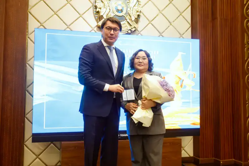 СОТРУДНИКИ АГЕНТСТВА НАГРАЖДЕНЫ В ЧЕСТЬ ДНЯ РЕСПУБЛИКИ (4)