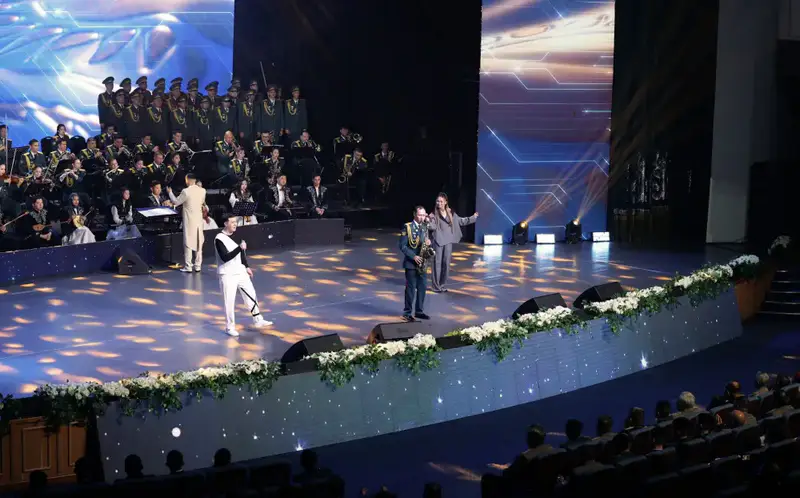 Искусственный интеллект на сцене: Минобороны провело уникальный концерт к Дню Республики (5)