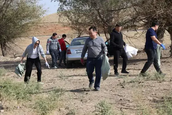 Субботник в Толебийском районе: 2455 участников очистили 12 км дорог и вывезли 18,5 тонн мусора Астане