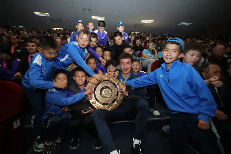 Аким Мангистауской области поздравил футболистов «Каспия» с выходом в Премьер-Лигу (2)