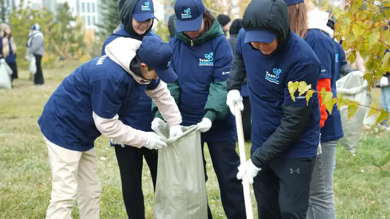 Более 150 тысяч жителей вышли на общегородской субботник в Астане (10)