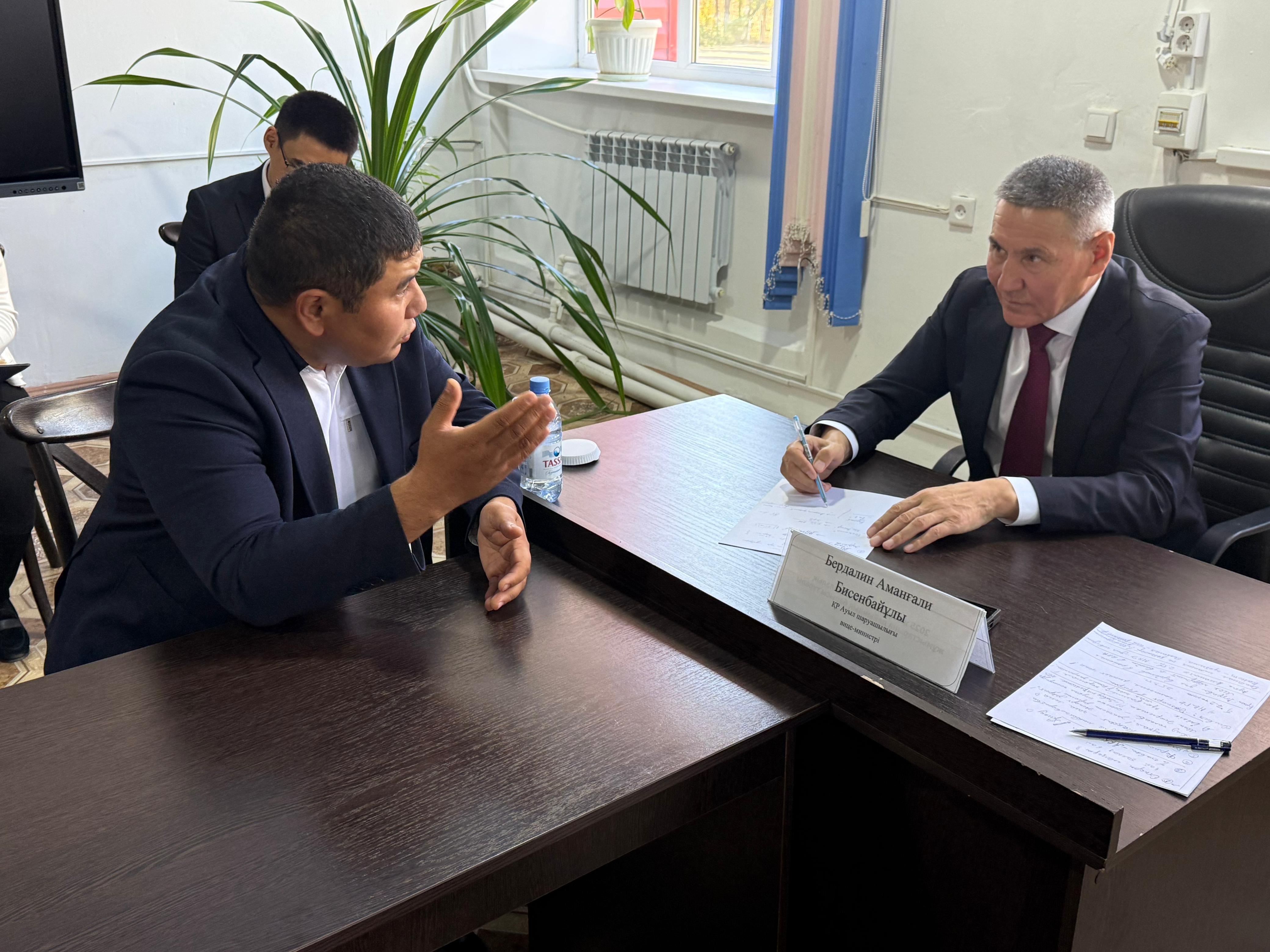 Амангалий Бердалин провёл встречу с населением и сельхозпроизводителями Актюбинской области (7)